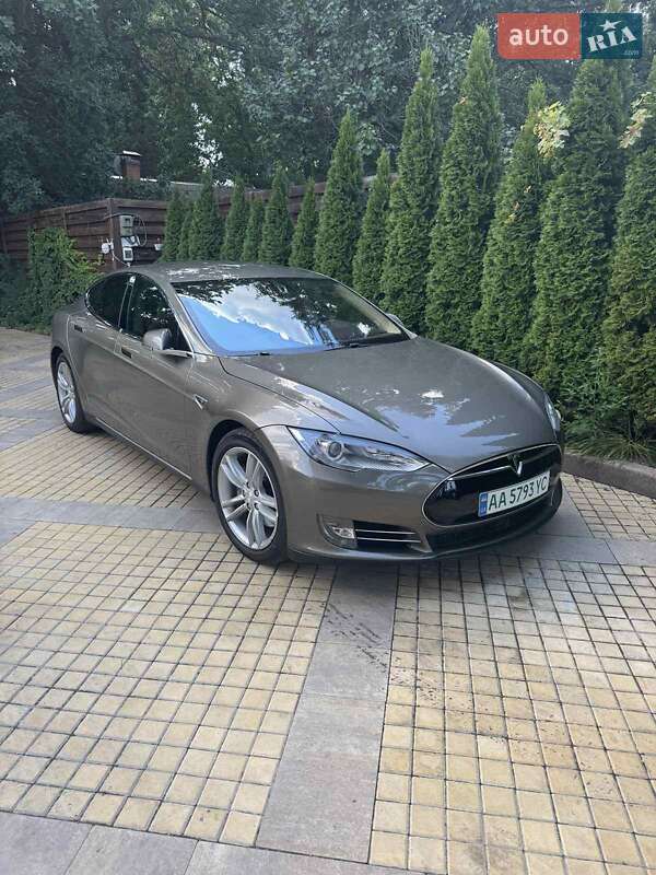 Ліфтбек Tesla Model S 2015 в Києві