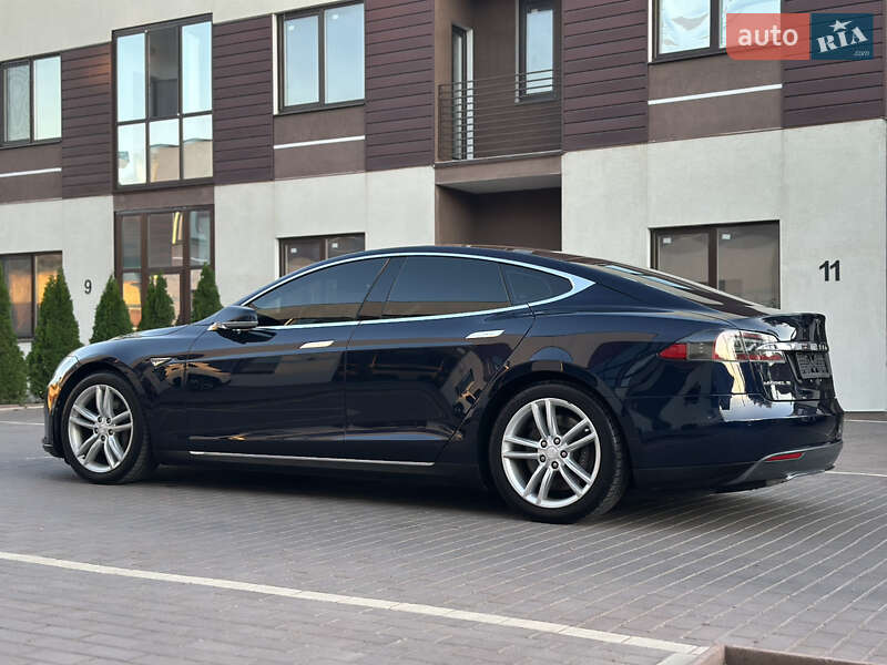 Лифтбек Tesla Model S 2015 в 