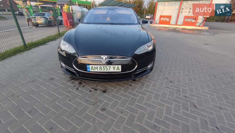 Лифтбек Tesla Model S 2013 в 
