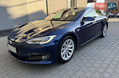 Лифтбек Tesla Model S 2017 в Черновцах