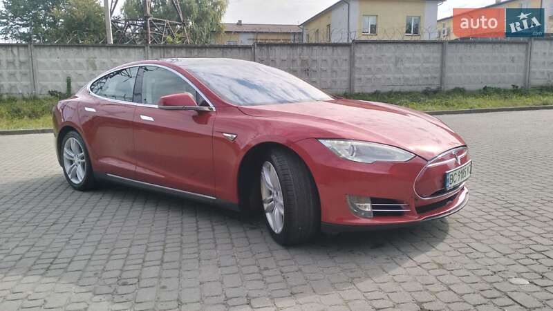 Лифтбек Tesla Model S 2015 в Львове