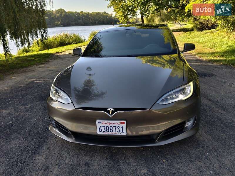 Лифтбек Tesla Model S 2016 в Ивано-Франковске