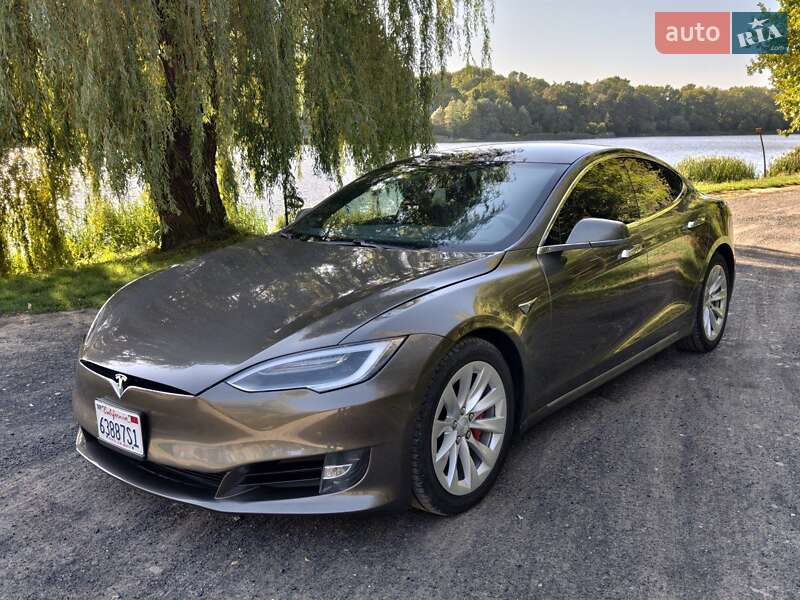 Лифтбек Tesla Model S 2016 в Ивано-Франковске