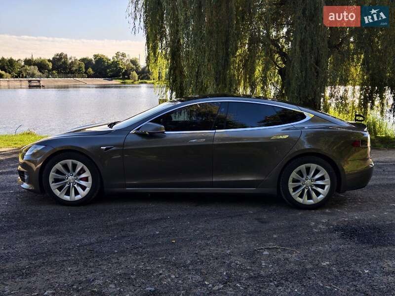 Лифтбек Tesla Model S 2016 в Ивано-Франковске
