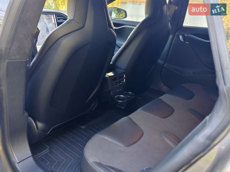 Лифтбек Tesla Model S 2016 в Ивано-Франковске