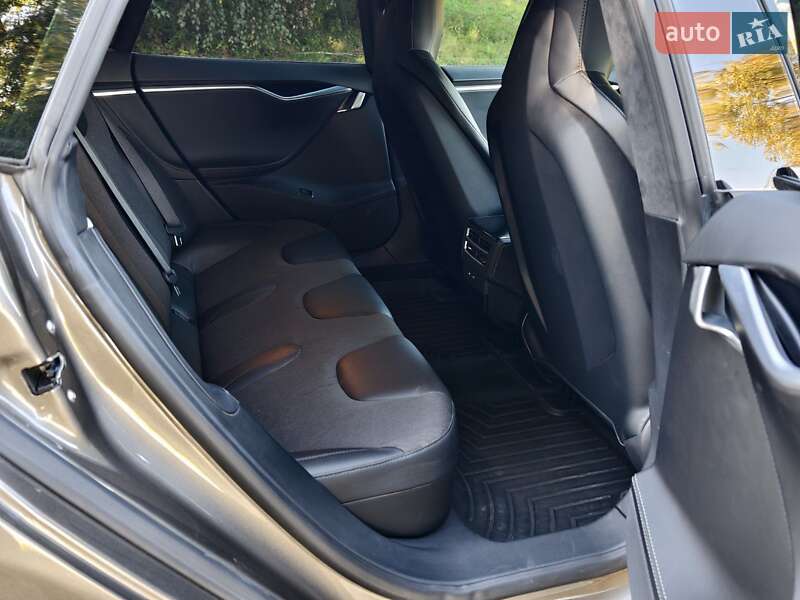 Лифтбек Tesla Model S 2016 в Ивано-Франковске