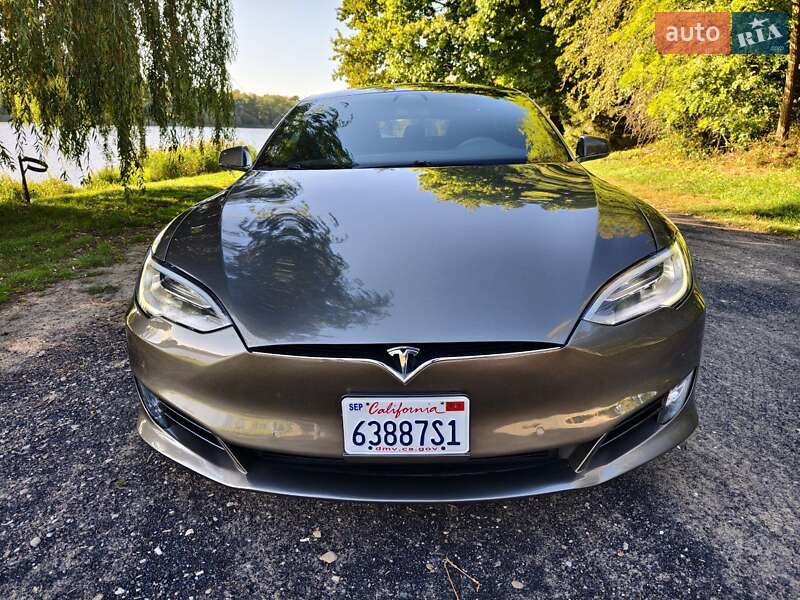 Лифтбек Tesla Model S 2016 в Ивано-Франковске