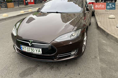 Лифтбек Tesla Model S 2015 в 