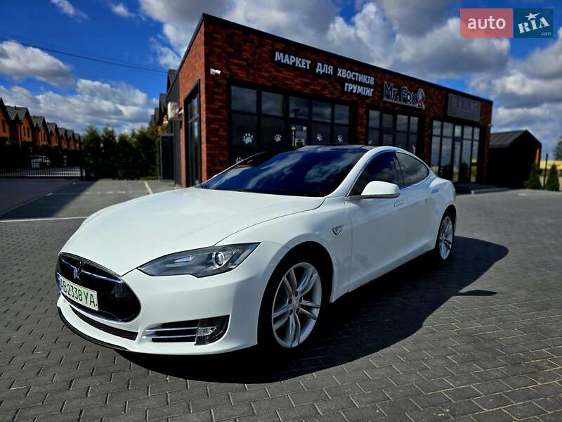 Лифтбек Tesla Model S 2013 в 