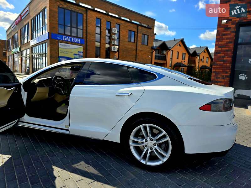 Лифтбек Tesla Model S 2013 в Виннице