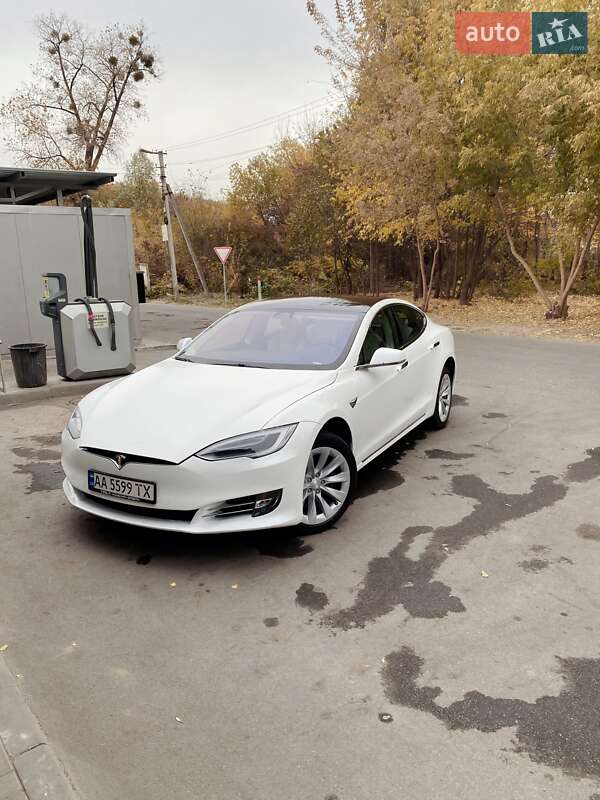 Лифтбек Tesla Model S 2017 в 