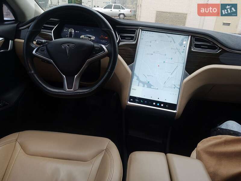 Лифтбек Tesla Model S 2015 в Киеве