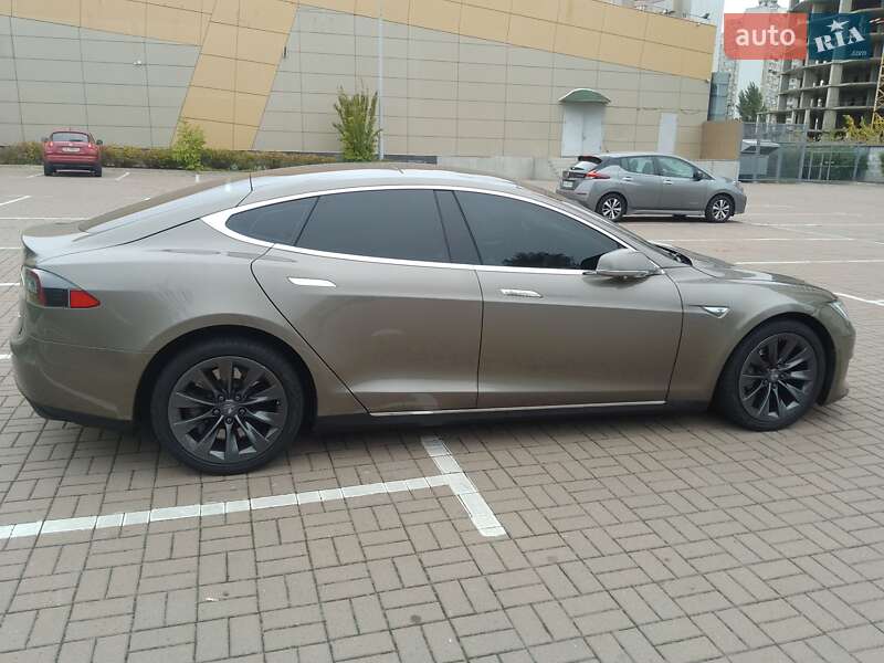 Лифтбек Tesla Model S 2015 в Киеве