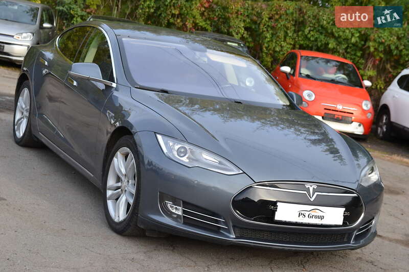 Лифтбек Tesla Model S 2015 в Луцке