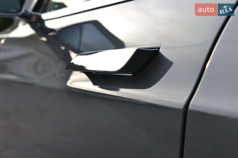 Лифтбек Tesla Model S 2015 в Луцке