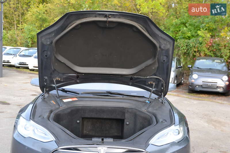 Лифтбек Tesla Model S 2015 в Луцке