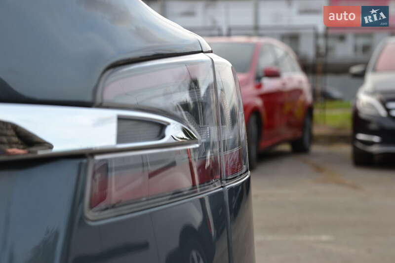 Лифтбек Tesla Model S 2015 в Луцке