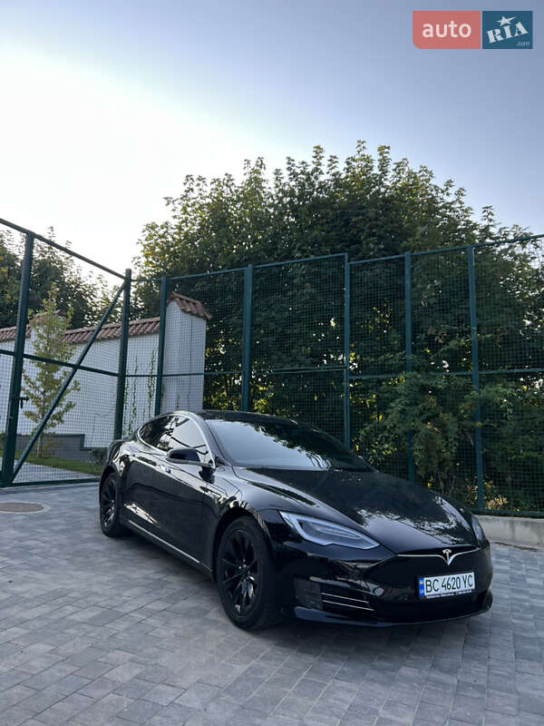 Лифтбек Tesla Model S 2016 в Львове