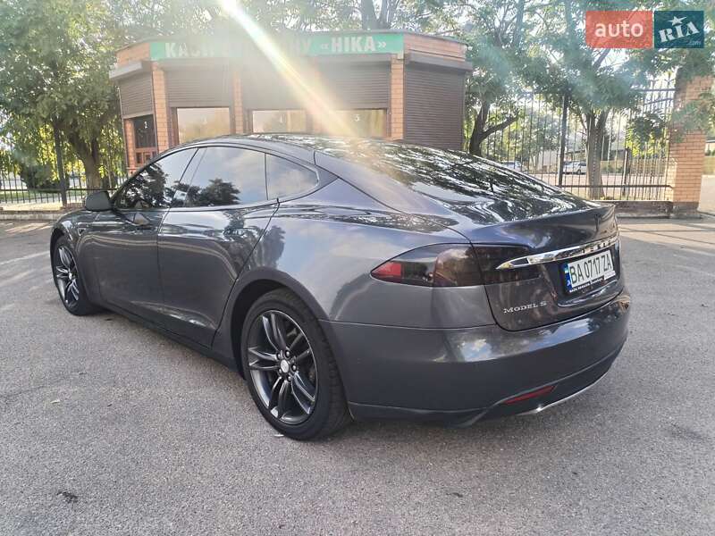 Ліфтбек Tesla Model S 2016 в Олександрії