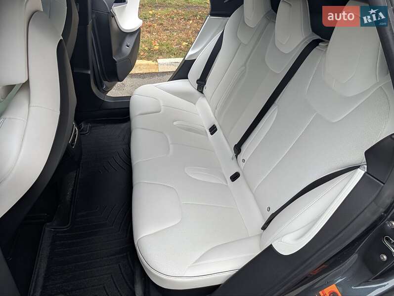 Ліфтбек Tesla Model S 2016 в Києві