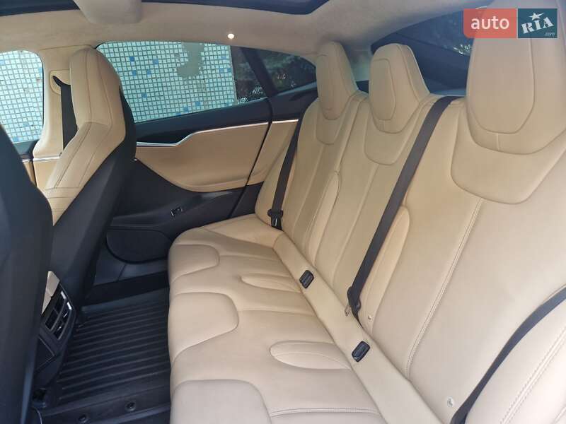 Ліфтбек Tesla Model S 2016 в Дніпрі