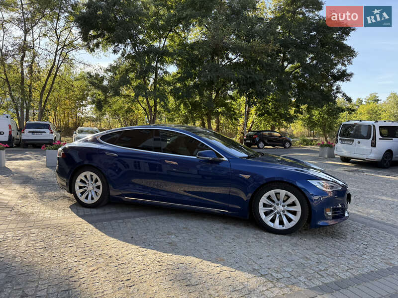 Лифтбек Tesla Model S 2016 в Кременчуге