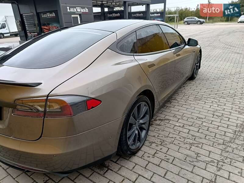 Лифтбек Tesla Model S 2015 в Новояворовске