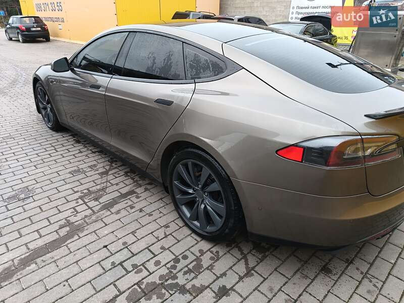 Лифтбек Tesla Model S 2015 в Новояворовске