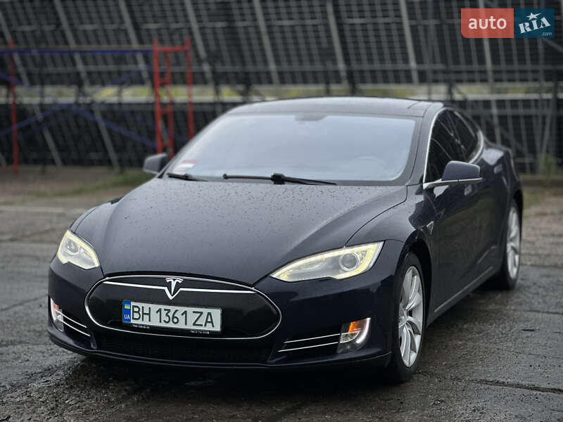 Лифтбек Tesla Model S 2014 в 