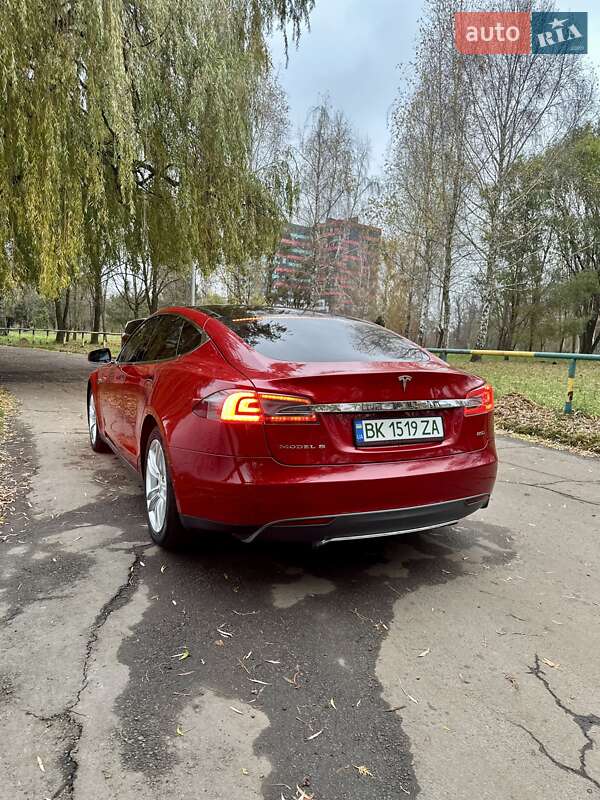 Лифтбек Tesla Model S 2015 в Ровно