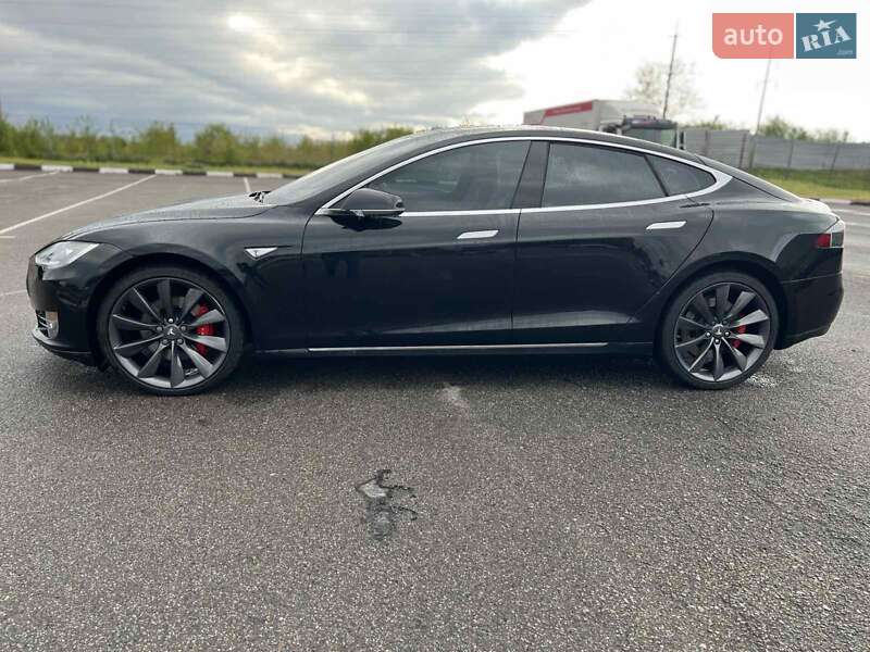 Лифтбек Tesla Model S 2015 в Здолбунове