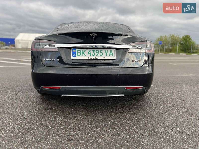 Лифтбек Tesla Model S 2015 в Здолбунове