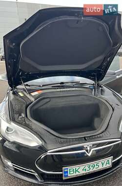 Ліфтбек Tesla Model S 2015 в Здолбуніві