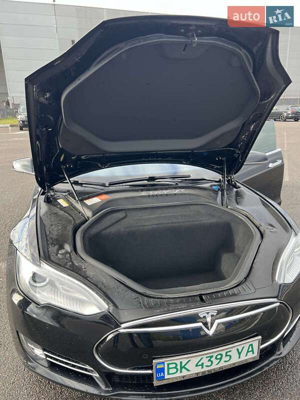 Лифтбек Tesla Model S 2015 в Здолбунове