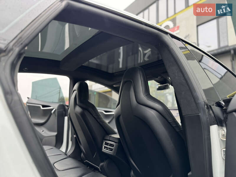Лифтбек Tesla Model S 2016 в Виннице