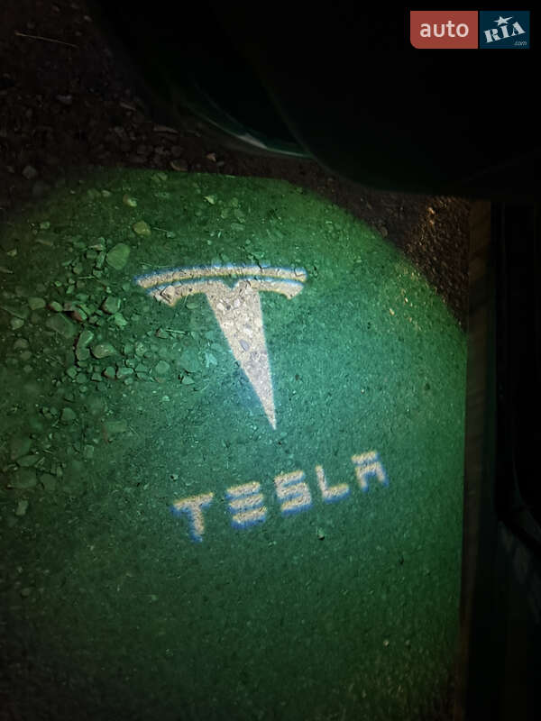 Ліфтбек Tesla Model S 2013 в Львові
