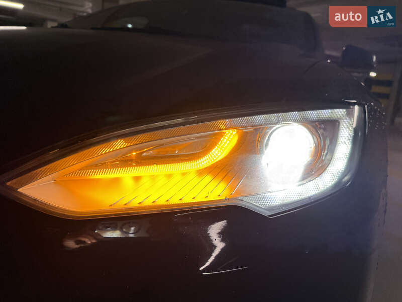 Ліфтбек Tesla Model S 2013 в Львові