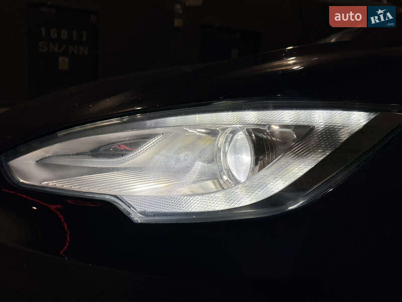 Ліфтбек Tesla Model S 2013 в Львові
