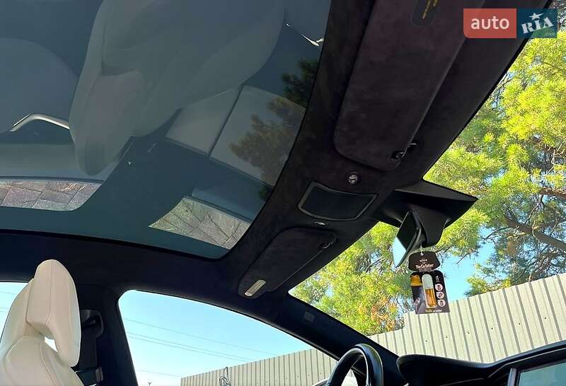 Ліфтбек Tesla Model S 2018 в Дубні