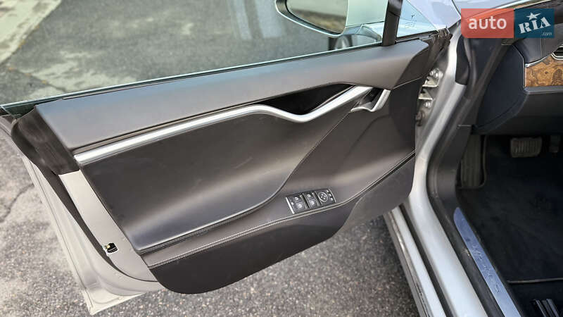 Ліфтбек Tesla Model S 2016 в Дніпрі
