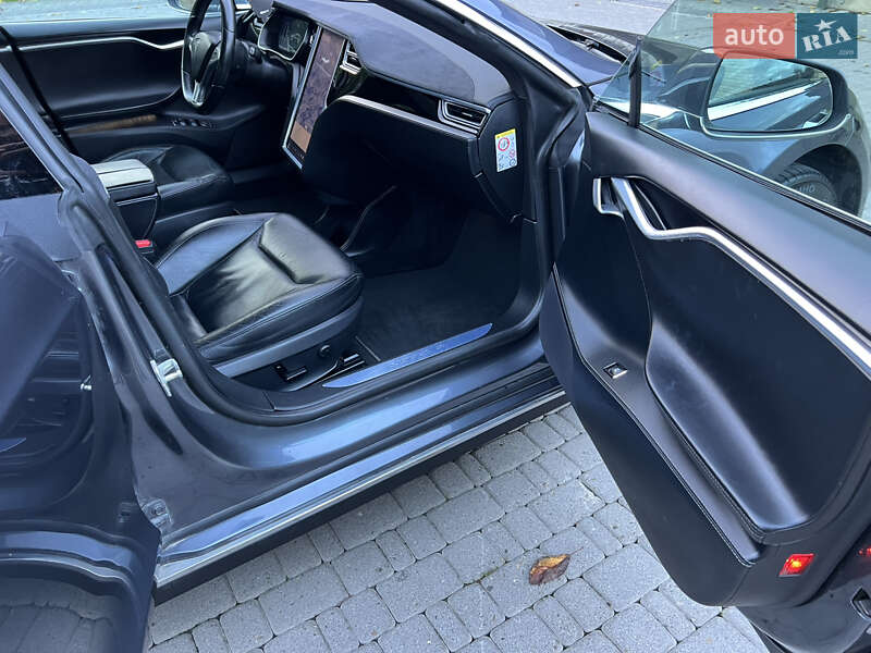 Ліфтбек Tesla Model S 2016 в Чернівцях