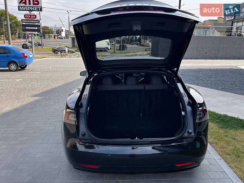 Лифтбек Tesla Model S 2016 в Луцке