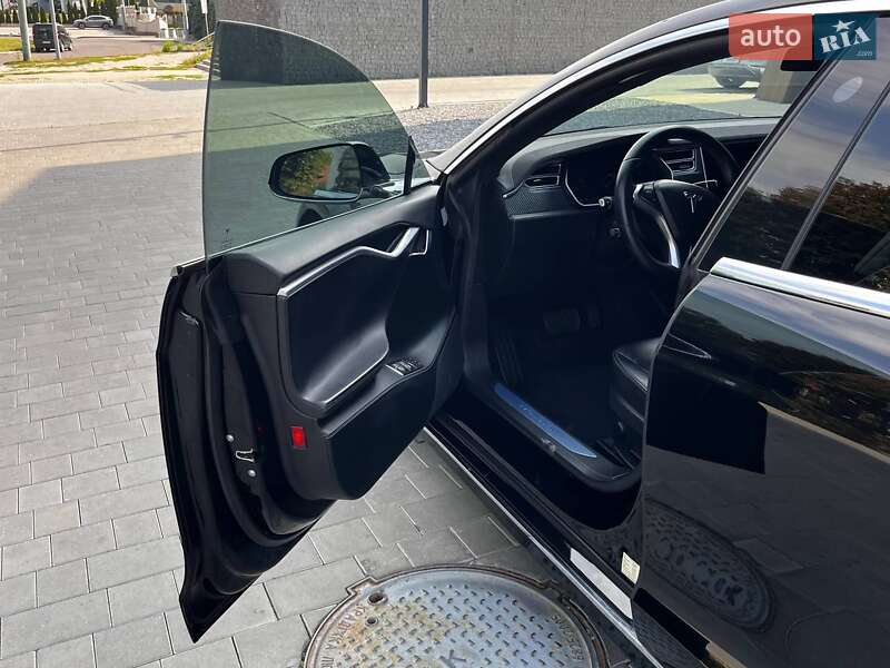 Лифтбек Tesla Model S 2016 в Луцке