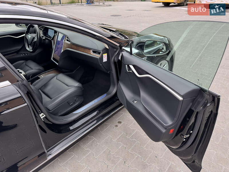 Лифтбек Tesla Model S 2017 в Ирпене