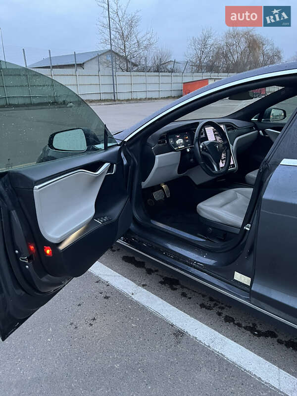 Лифтбек Tesla Model S 2016 в Львове
