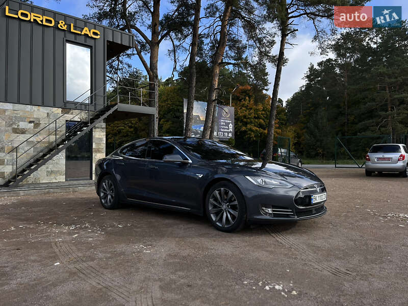 Лифтбек Tesla Model S 2015 в Ровно фото 8 Лифтбек Tesla Model S 2015 в Ровно