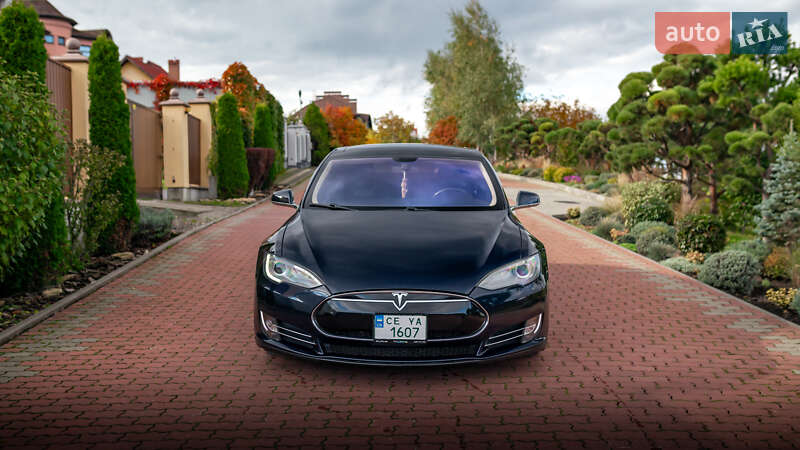 Ліфтбек Tesla Model S 2013 в Чернівцях