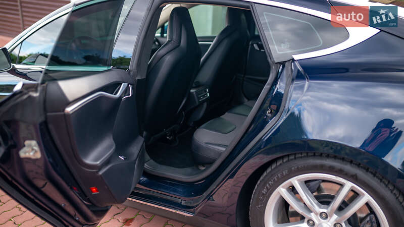 Ліфтбек Tesla Model S 2013 в Чернівцях