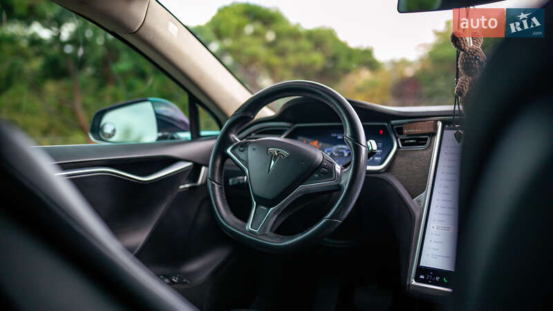 Ліфтбек Tesla Model S 2013 в Чернівцях