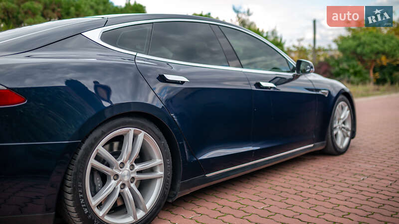 Ліфтбек Tesla Model S 2013 в Чернівцях